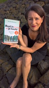 life & business coach, professional organizer, mediator, spreker en auteur Sara Van Wesenbeeck - boek Rust in je huis en je hoofd