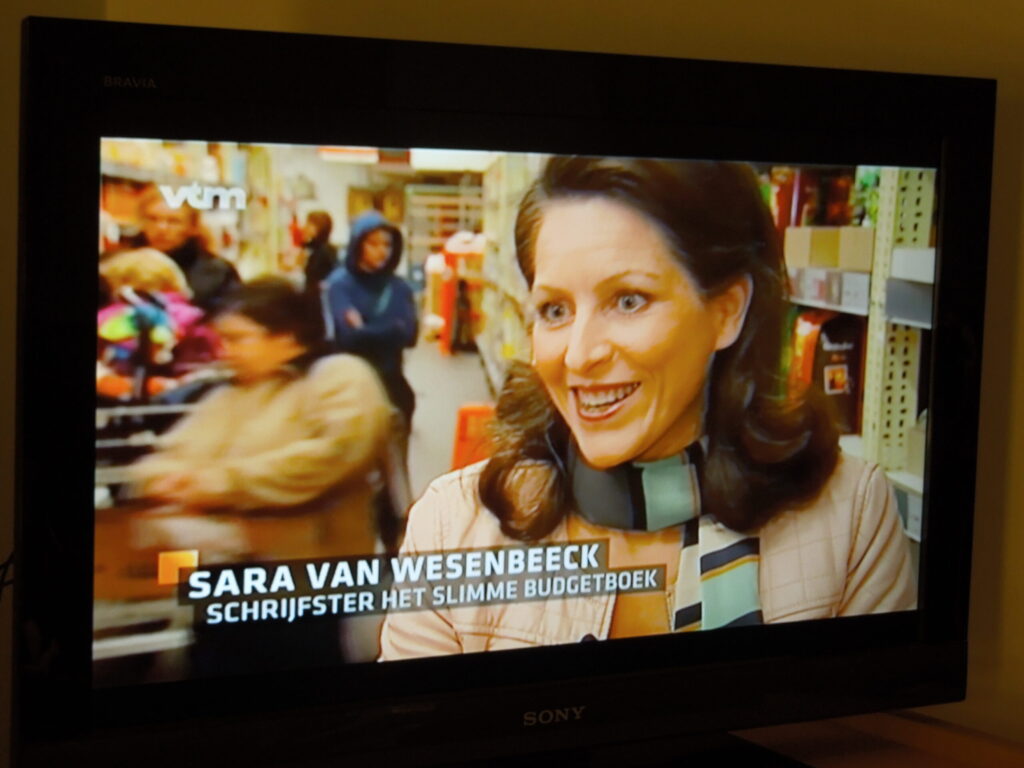 Budgetexpert Sara Van Wesenbeeck geeft in 2012 in het VTM-journaal advies over de verkooptrucs in de supermarkt.